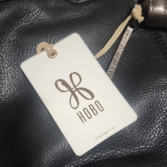 ~HOBO~Metallic Silver Wallet - Picture 2 of 4